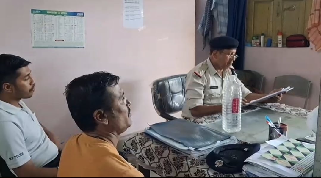 रेलवे स्टेशन पर परिजनों से घटना की जानकारी लेती जीआरपी पुलिस 