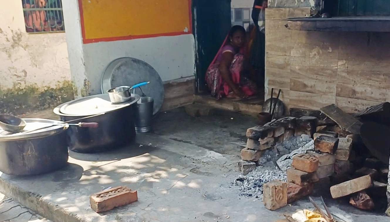 कमालपुर के रैपुरा कंपोजिट विद्यालय पर एल्युमिनियम के बर्तन पर पकाया जा रहा मिड डे मील। स्रोत:-ज कमालपुर के रैपुरा कंपोजिट विद्यालय पर एल्युमिनियम के बर्तन पर पकाया जा रहा मिड डे मील। स्रोत:-ज