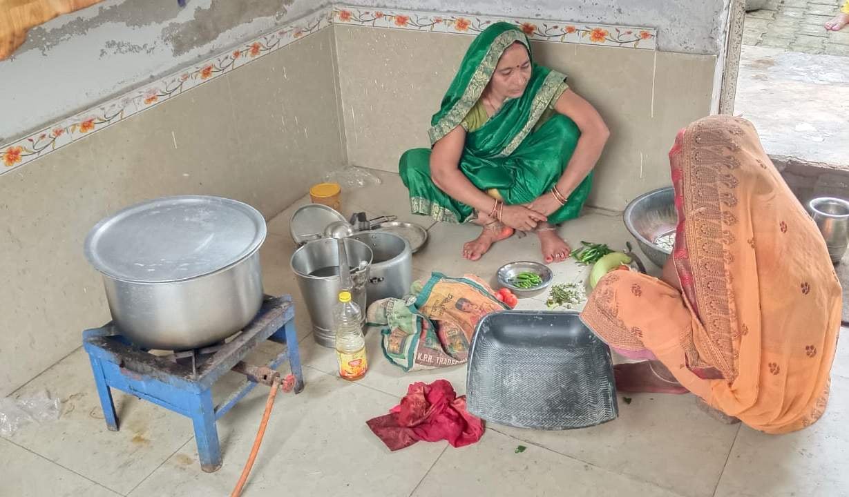 कमालपुर के रैपुरा कंपोजिट विद्यालय पर एल्युमिनियम के बर्तन पर पकाया जा रहा मिड डे मील। स्रोत:-ज कमालपुर के रैपुरा कंपोजिट विद्यालय पर एल्युमिनियम के बर्तन पर पकाया जा रहा मिड डे मील। स्रोत:-ज