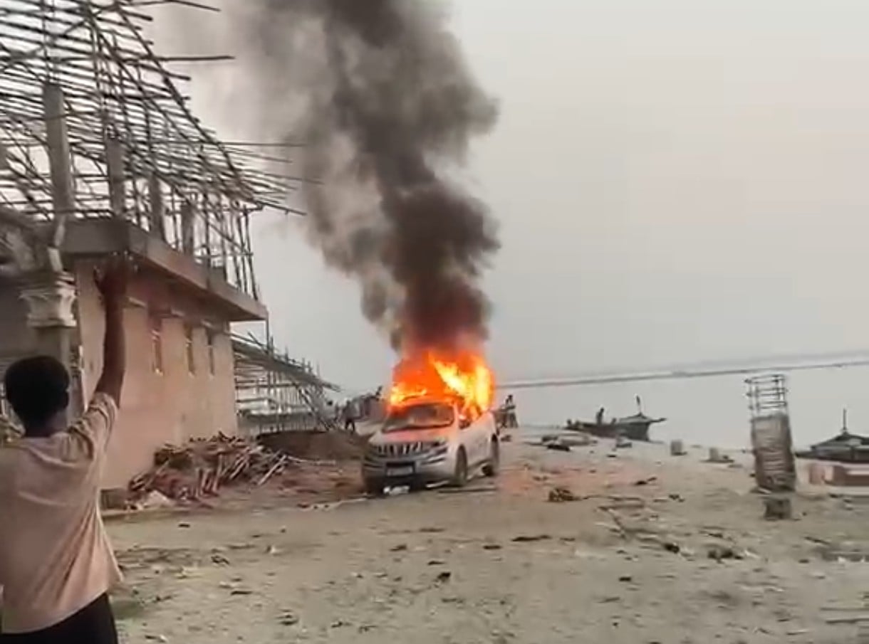 कारू बाबा मंदिर। अस्पताल में भर्ती जख्मी। जलती गाड़ी कारू बाबा मंदिर। अस्पताल में भर्ती जख्मी। जलती गाड़ी