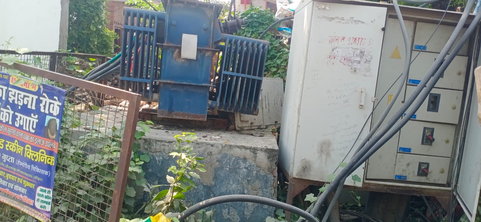 कारगिल मार्केट में सड़क पर उखड़ी गिट्टी। संवाद कारगिल मार्केट में सड़क पर उखड़ी गिट्टी। संवाद