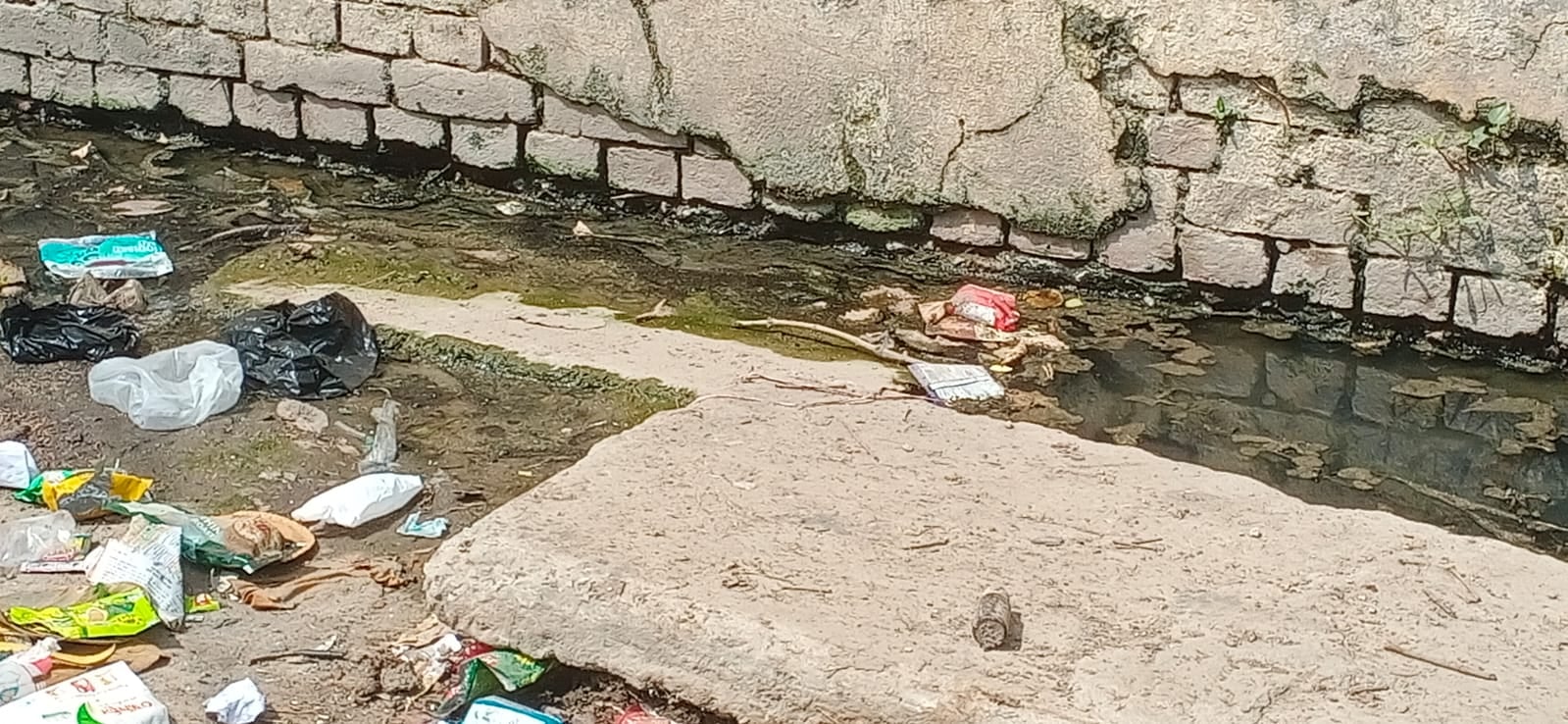 कारगिल मार्केट में सड़क पर उखड़ी गिट्टी। संवाद कारगिल मार्केट में सड़क पर उखड़ी गिट्टी। संवाद