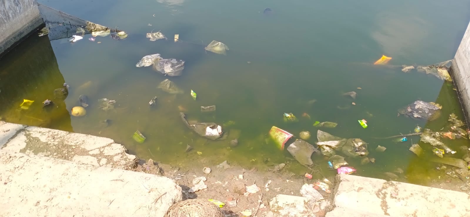 कारगिल मार्केट में सड़क पर उखड़ी गिट्टी। संवाद कारगिल मार्केट में सड़क पर उखड़ी गिट्टी। संवाद