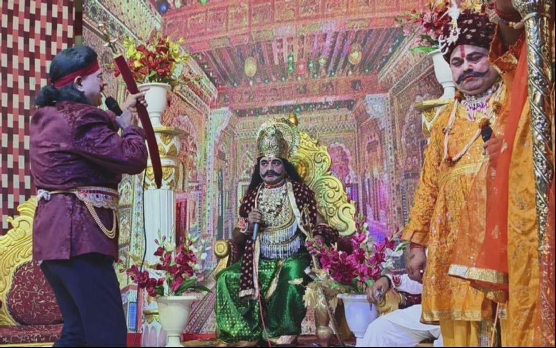 करनैलगंज में रामलीला प्रस्तुत करते कलाकार व गणेश जी की झांकी। - संवाद