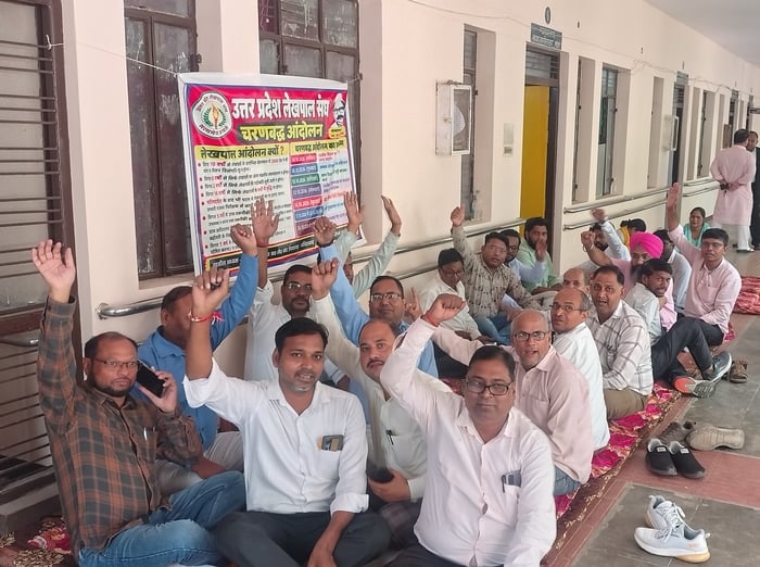 कार्य बहिष्कार पर बैठे लेखपाल। कार्य बहिष्कार पर बैठे लेखपाल।