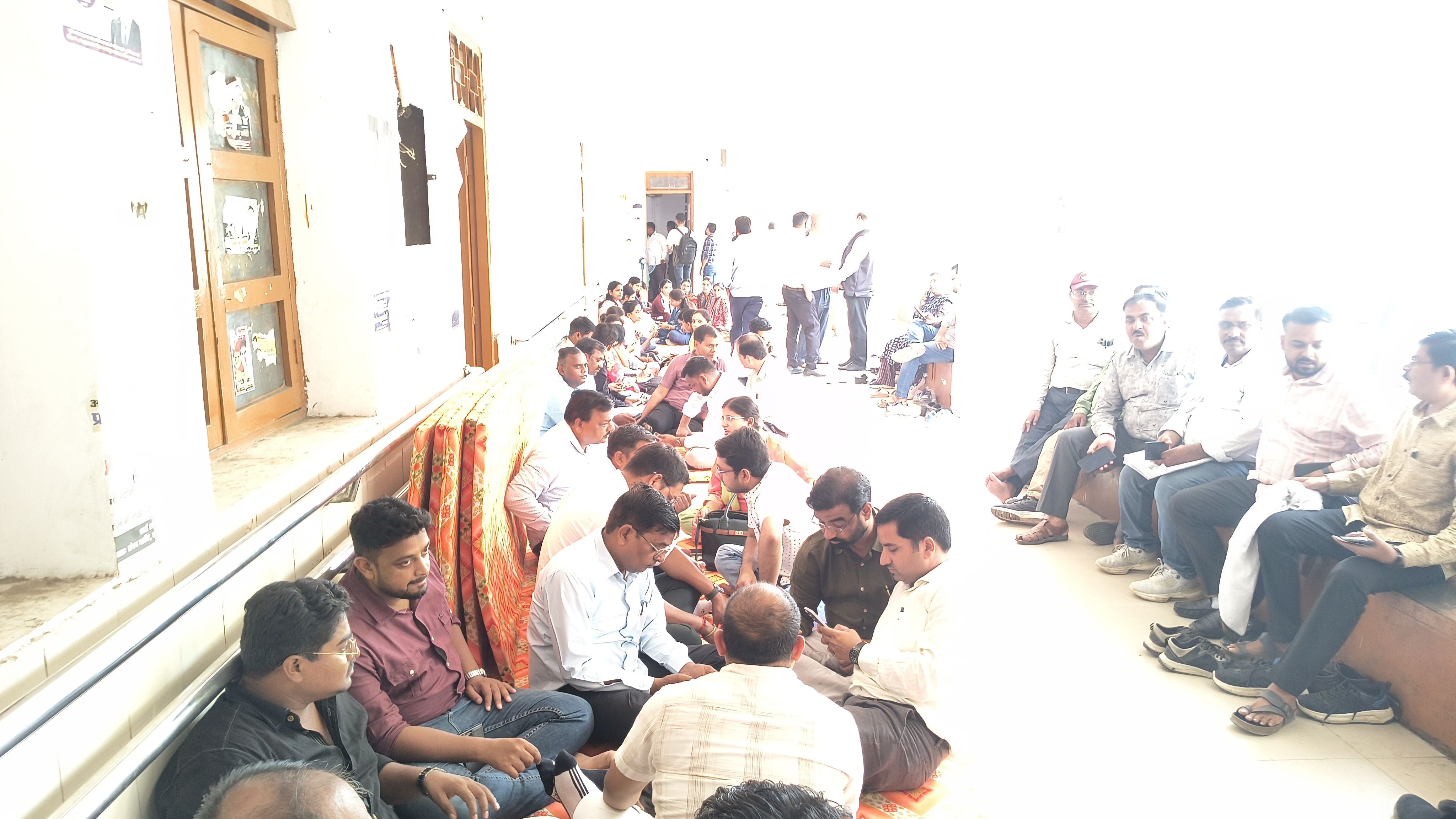 कार्य बहिष्कार पर बैठे लेखपाल। कार्य बहिष्कार पर बैठे लेखपाल।