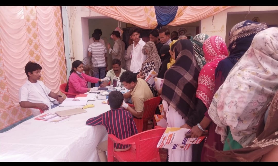 कस्बा शाहजहांपुर में चिकित्सा शिविर में जांच करने रोगी कस्बा शाहजहांपुर में चिकित्सा शिविर में जांच करने रोगी