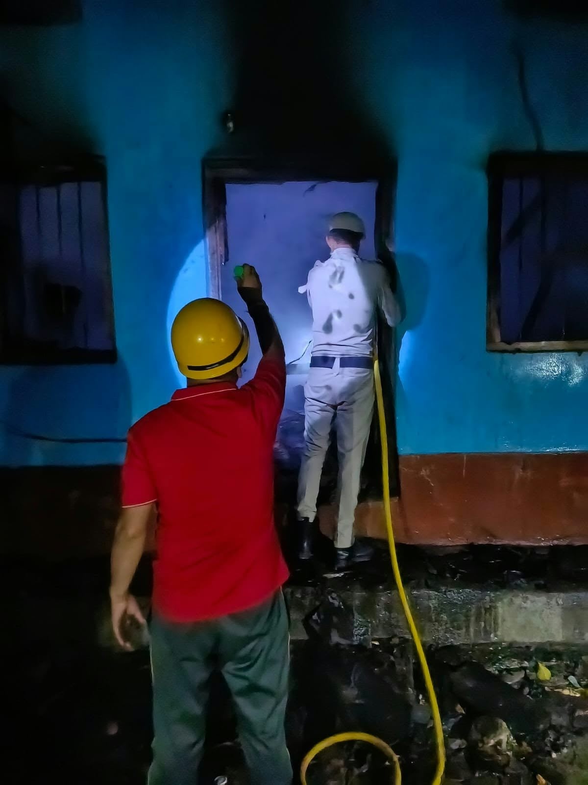 लंबागांव में आग बुझाते दमकल विभाग के कर्मचारी। -स्रोत : जागरुक पाठक लंबागांव में आग बुझाते दमकल विभाग के कर्मचारी। -स्रोत : जागरुक पाठक
