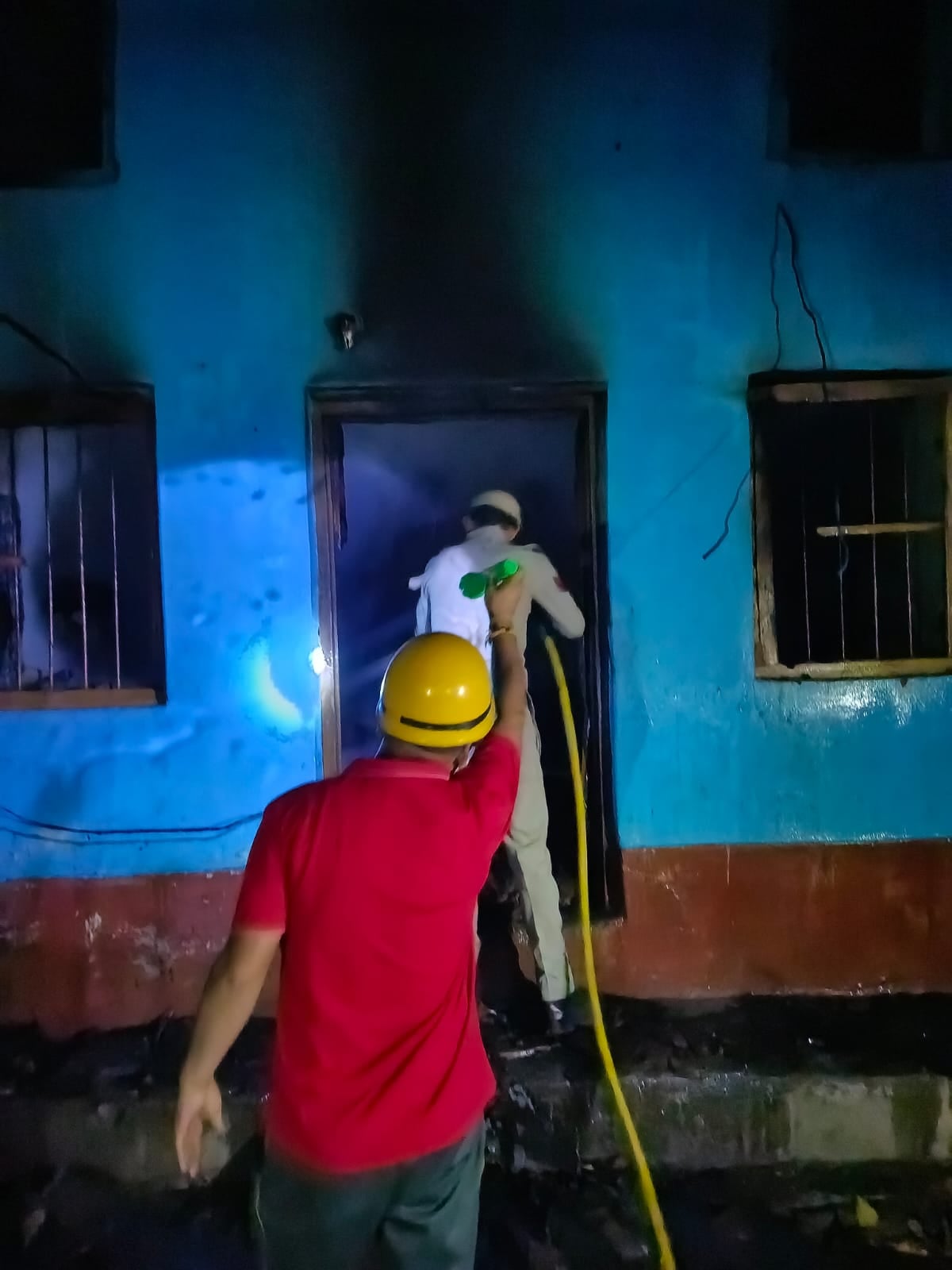लंबागांव में आग बुझाते दमकल विभाग के कर्मचारी। -स्रोत : जागरुक पाठक लंबागांव में आग बुझाते दमकल विभाग के कर्मचारी। -स्रोत : जागरुक पाठक