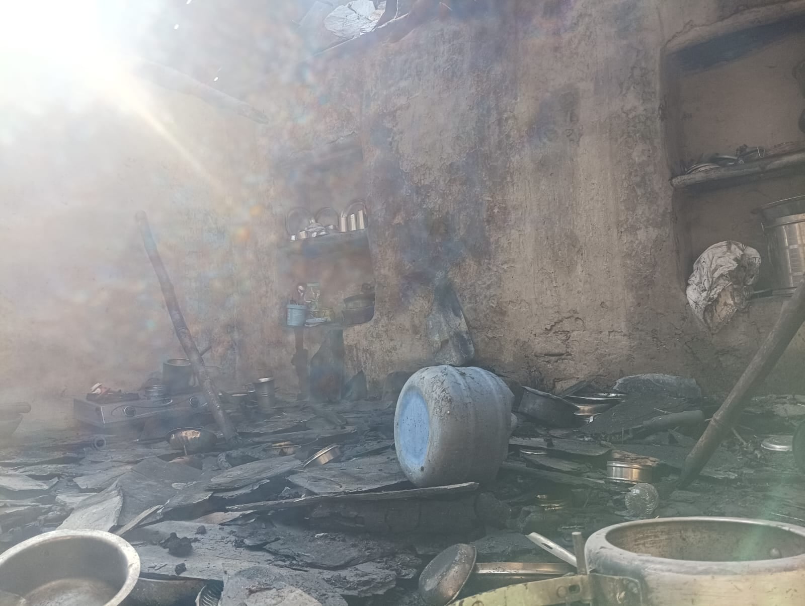 लंबागांव में आग बुझाते दमकल विभाग के कर्मचारी। -स्रोत : जागरुक पाठक लंबागांव में आग बुझाते दमकल विभाग के कर्मचारी। -स्रोत : जागरुक पाठक