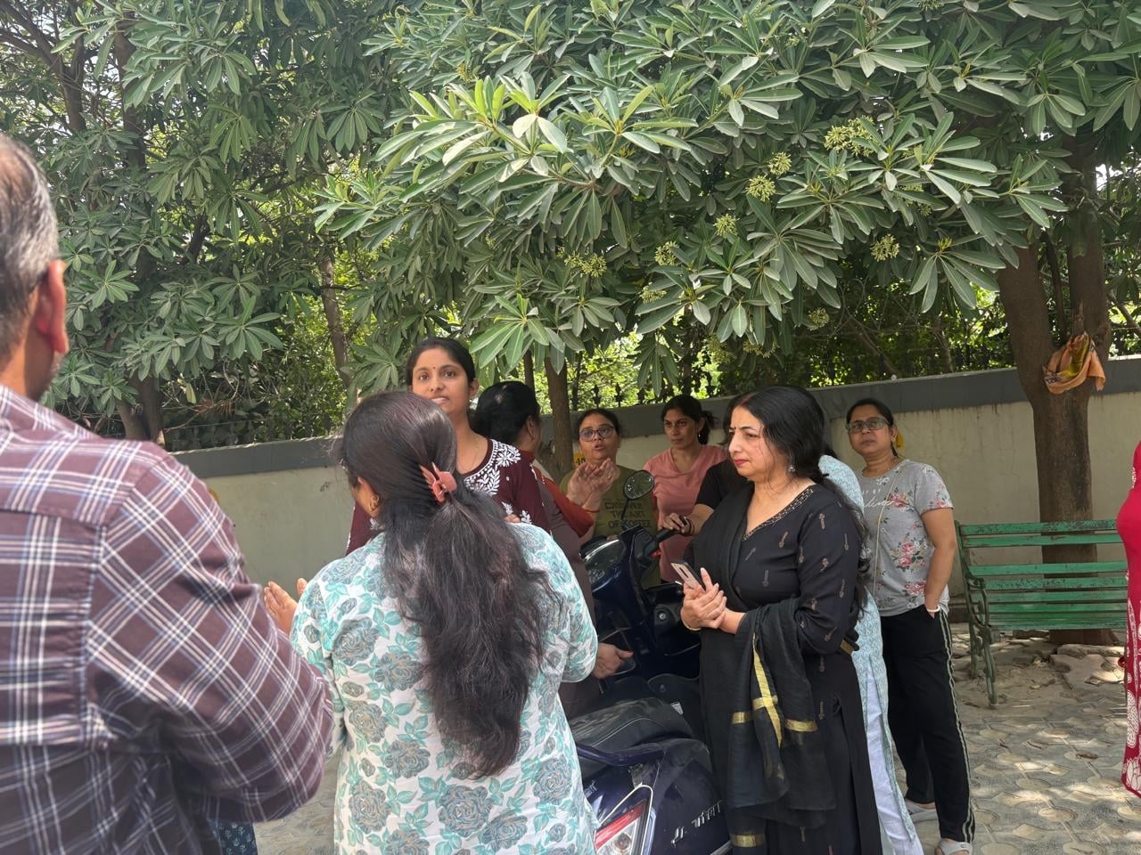 महिलाओं का फूटा गुस्सा। महिलाओं का फूटा गुस्सा।