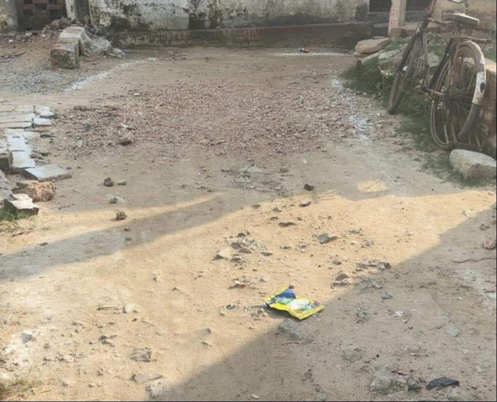 मुहम्मदाबाद तहसील गेट के पास चबूतरे पर खुले रखा ट्रांसफॉर्मर। संवाद मुहम्मदाबाद तहसील गेट के पास चबूतरे पर खुले रखा ट्रांसफॉर्मर। संवाद