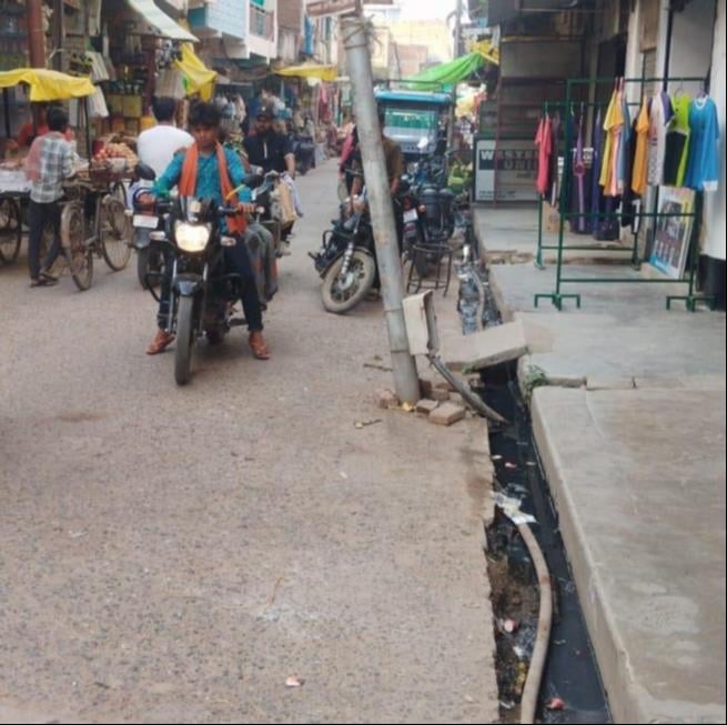 मुहम्मदाबाद तहसील गेट के पास चबूतरे पर खुले रखा ट्रांसफॉर्मर। संवाद मुहम्मदाबाद तहसील गेट के पास चबूतरे पर खुले रखा ट्रांसफॉर्मर। संवाद