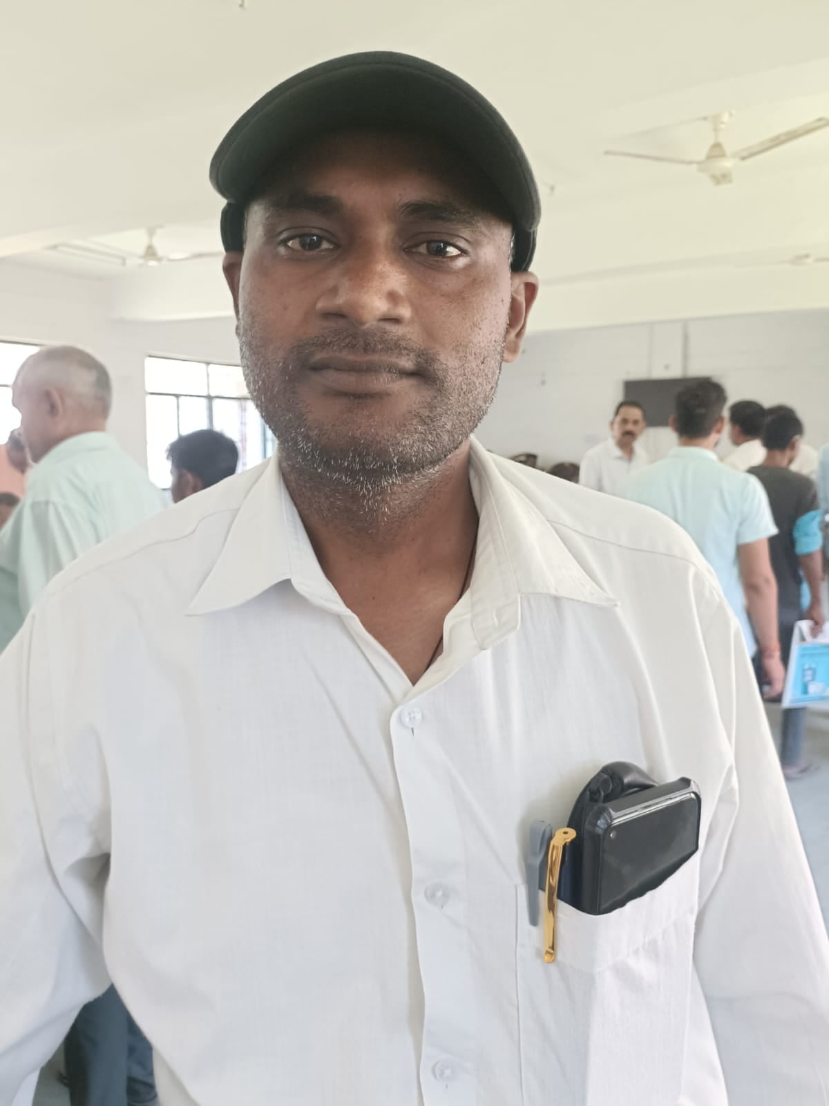 मेजा में संपूर्ण समाधान दिवस में फरियादियों की फरियाद सुनते अधिकारी। संवाद