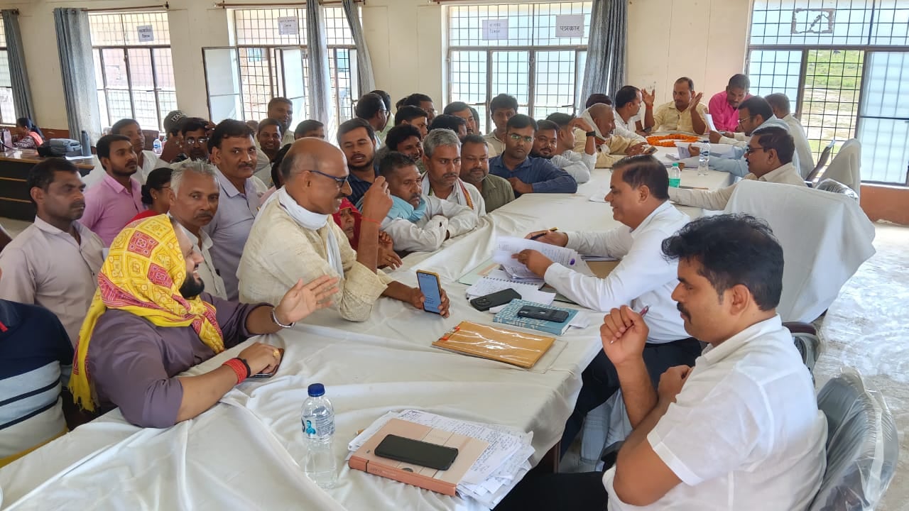मेजा में संपूर्ण समाधान दिवस में फरियादियों की फरियाद सुनते अधिकारी। संवाद