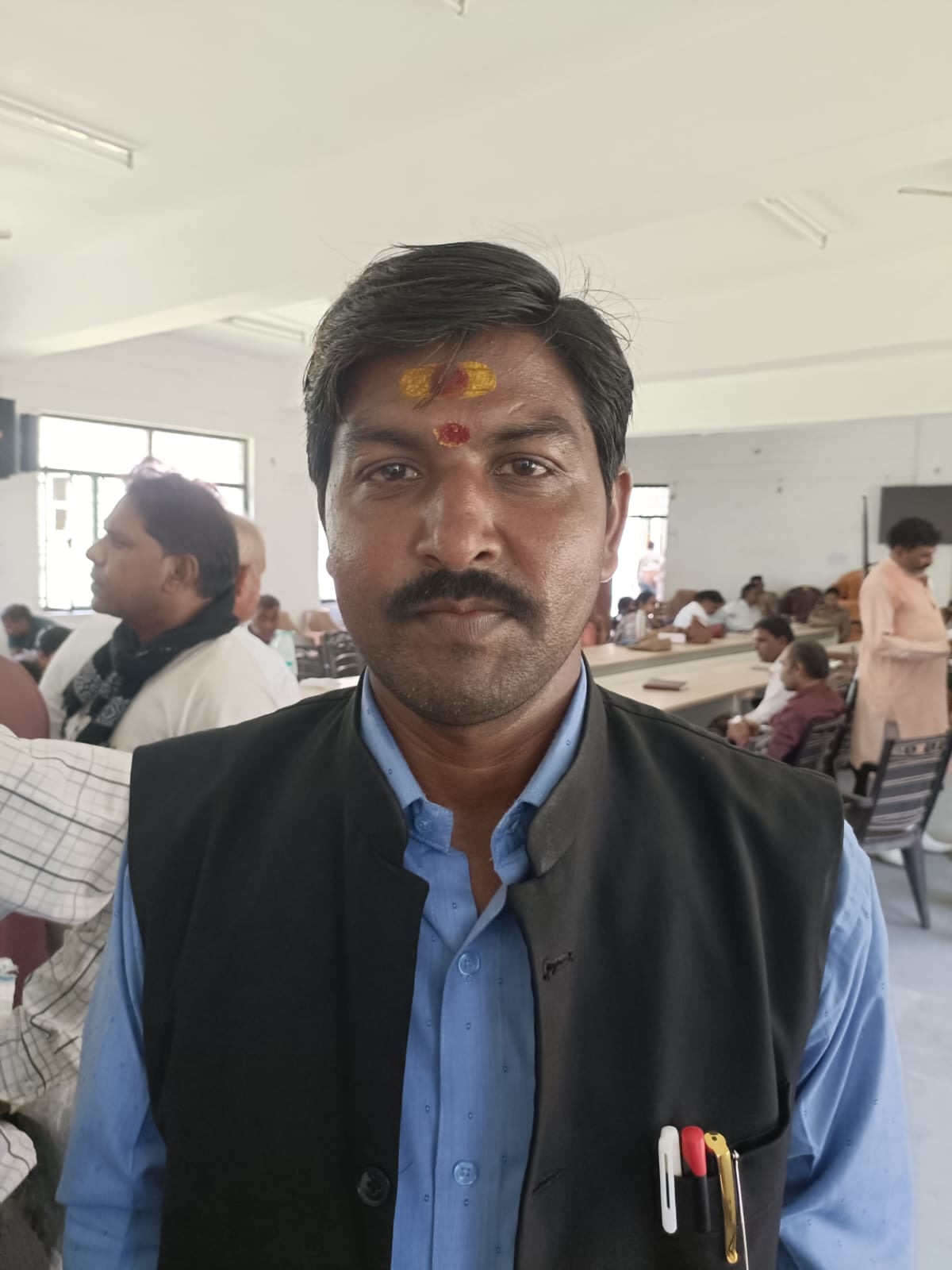मेजा में संपूर्ण समाधान दिवस में फरियादियों की फरियाद सुनते अधिकारी। संवाद