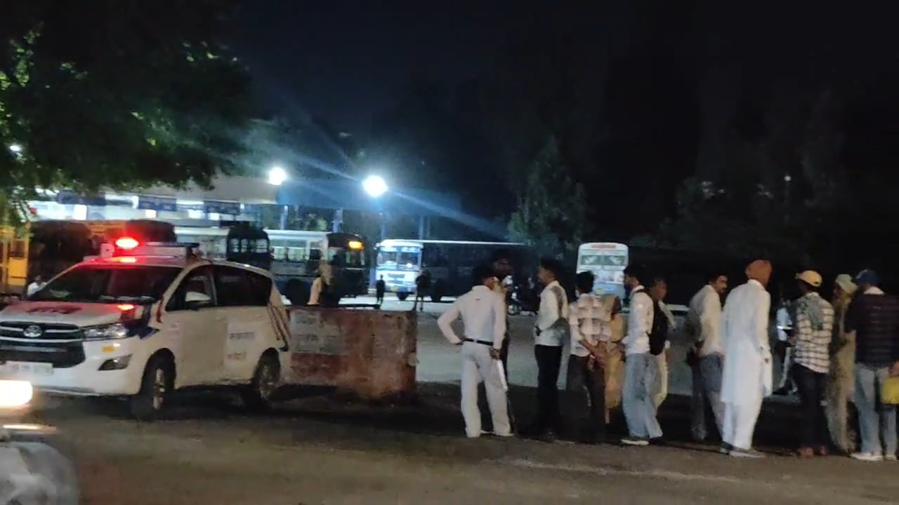 मामले की जानकारी देते हुए गुस्साए यात्री :संवाद मामले की जानकारी देते हुए गुस्साए यात्री :संवाद