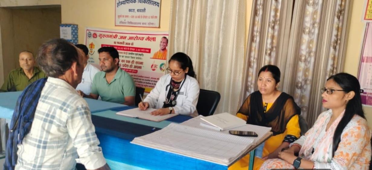 मरीजों का इलाज करते चिकित्सक मरीजों का इलाज करते चिकित्सक