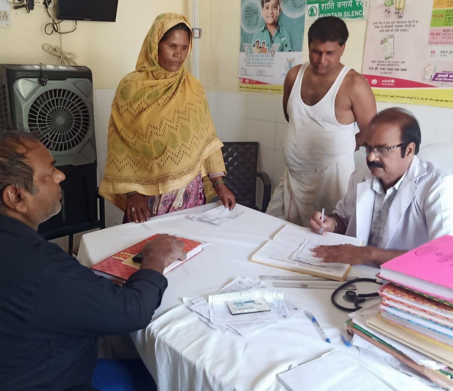 मरीजों का इलाज करते चिकित्सक मरीजों का इलाज करते चिकित्सक