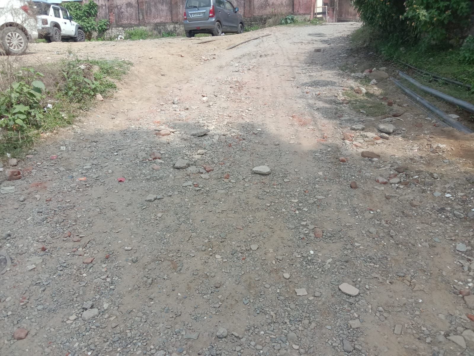 नगर परिषद कार्यालय से मेडिकल कॉलेज नाहन जाने वाला शार्टकट बदहाल मार्ग। संवाद