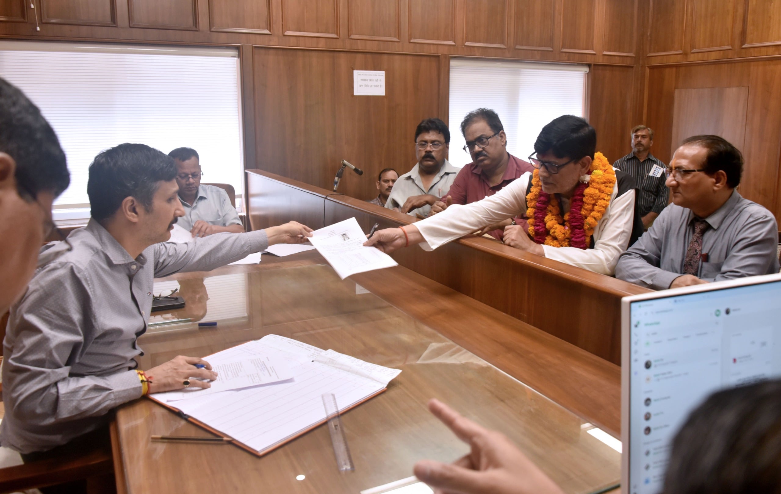नामांकन करते प्रत्याशी