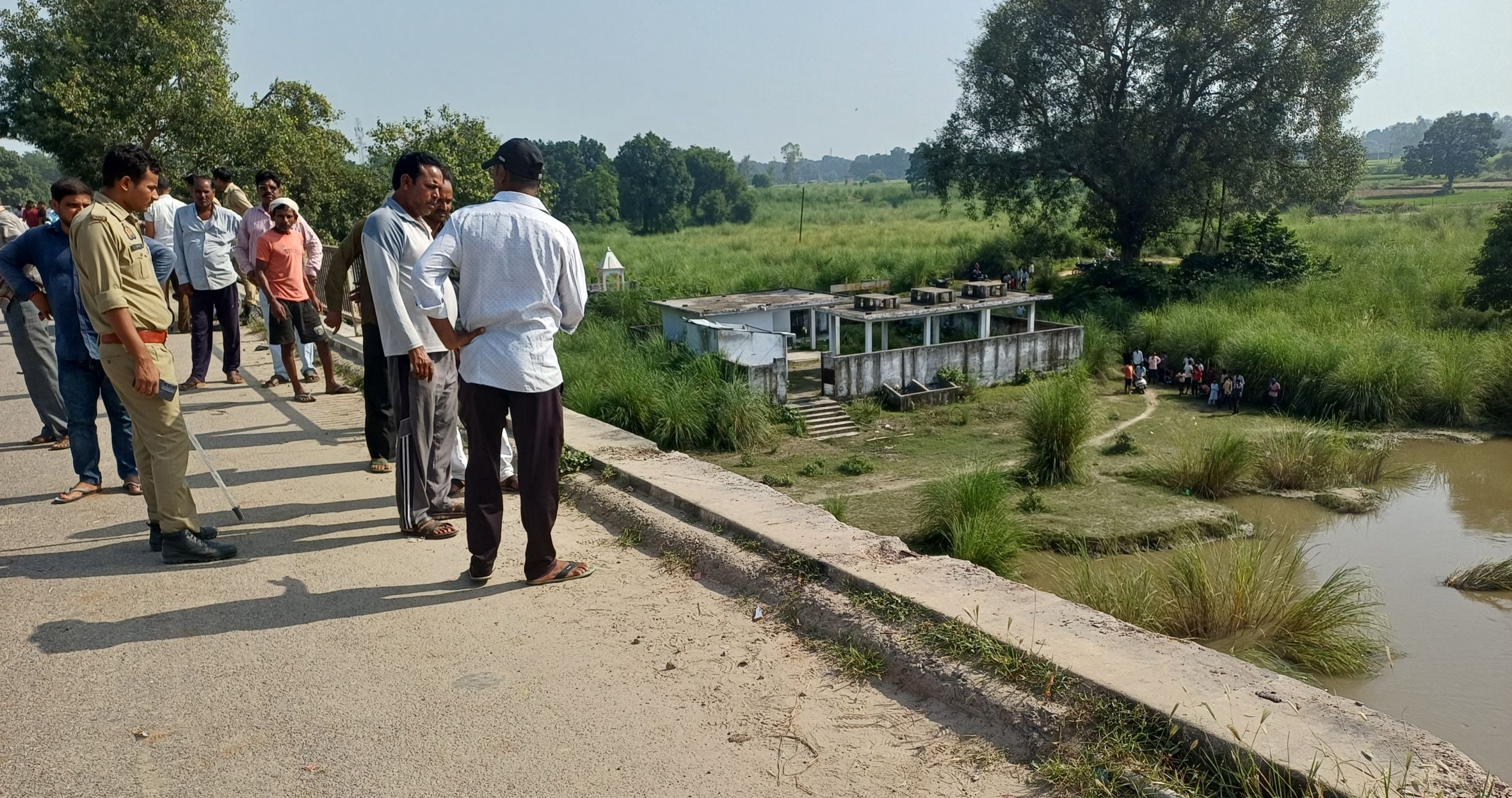परशदेपुर चौकी क्षेत्र के सलोन-जायस मार्ग पर अनियंत्रित होकर पुल की रेलिंग तोड़कर सई नदी में गिर परशदेपुर चौकी क्षेत्र के सलोन-जायस मार्ग पर अनियंत्रित होकर पुल की रेलिंग तोड़कर सई नदी में गिर