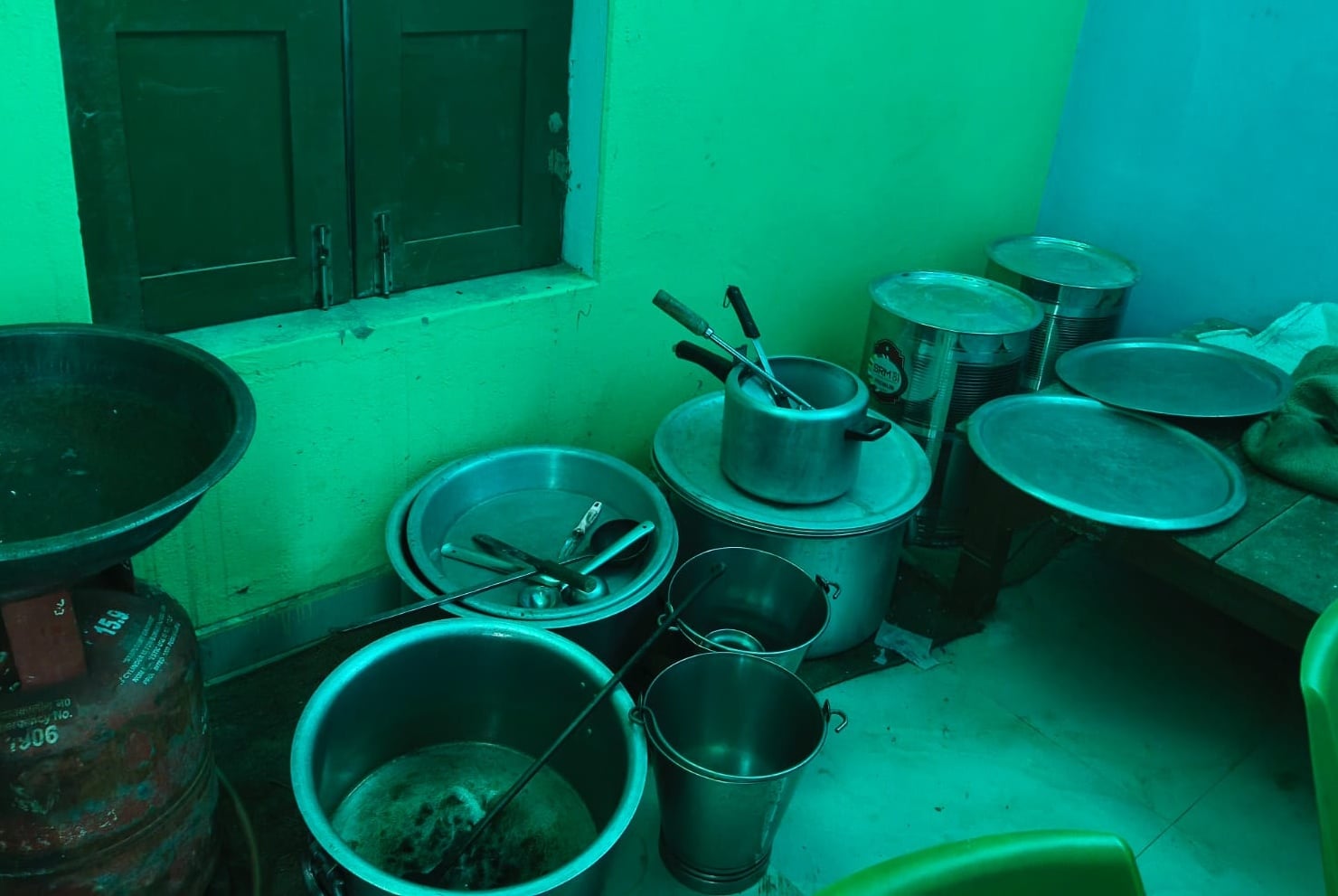 प्राथमिक विद्यालय दिलौरी की रसोई भोजन पकाने के लिए रखे एल्युमिनियम के बर्तन। संवाद प्राथमिक विद्यालय दिलौरी की रसोई भोजन पकाने के लिए रखे एल्युमिनियम के बर्तन। संवाद