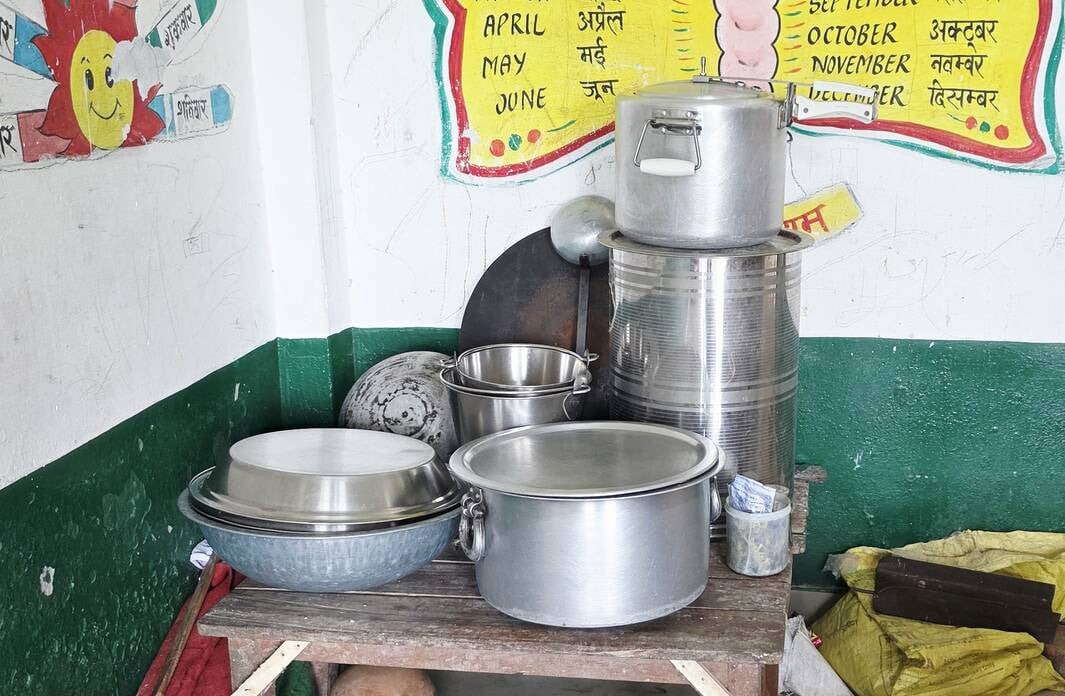 प्राथमिक विद्यालय दिलौरी की रसोई भोजन पकाने के लिए रखे एल्युमिनियम के बर्तन। संवाद प्राथमिक विद्यालय दिलौरी की रसोई भोजन पकाने के लिए रखे एल्युमिनियम के बर्तन। संवाद