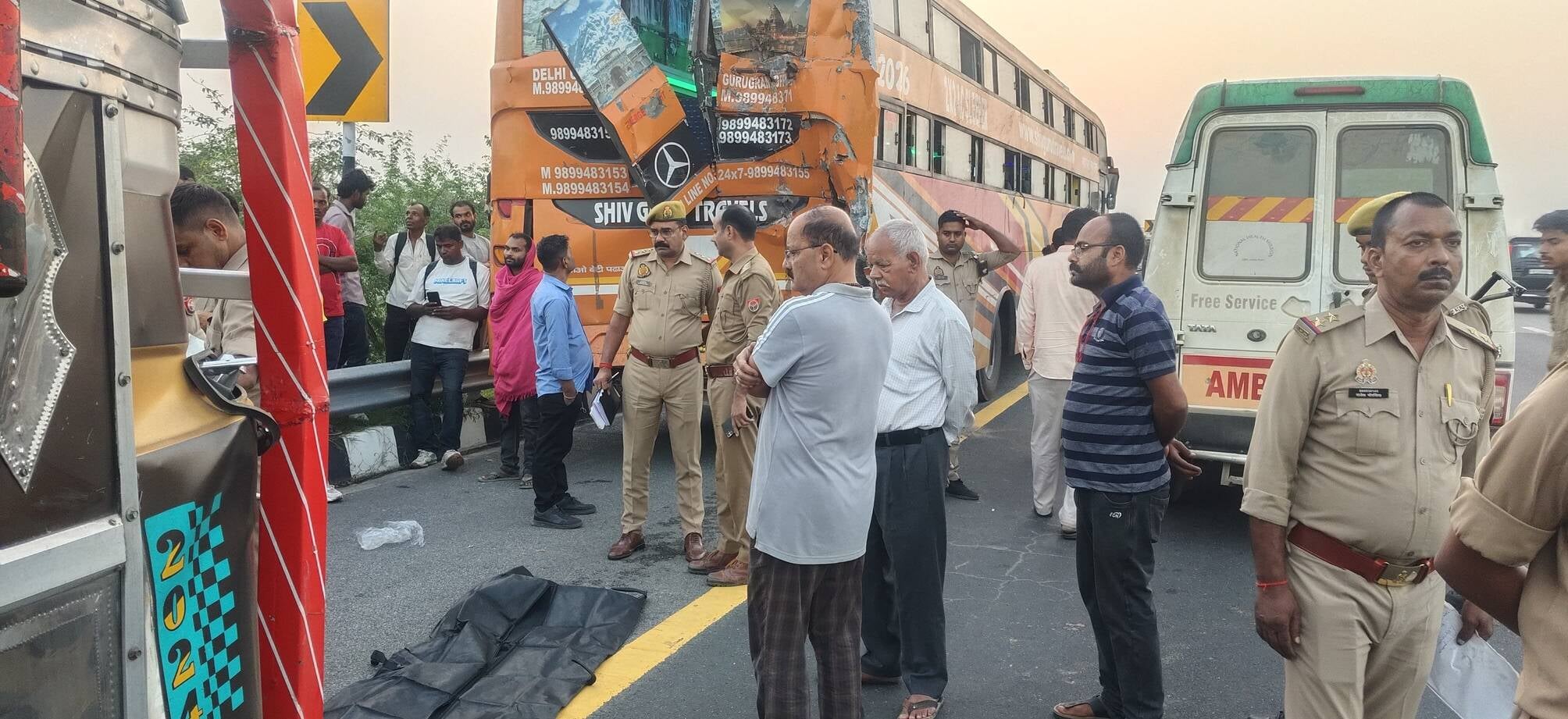 पूर्वांचल एक्सप्रेसवे पर हादसे के बाद घटनास्थल पर पहुंची पुलिस व एंबुलेंस। पूर्वांचल एक्सप्रेसवे पर हादसे के बाद घटनास्थल पर पहुंची पुलिस व एंबुलेंस।