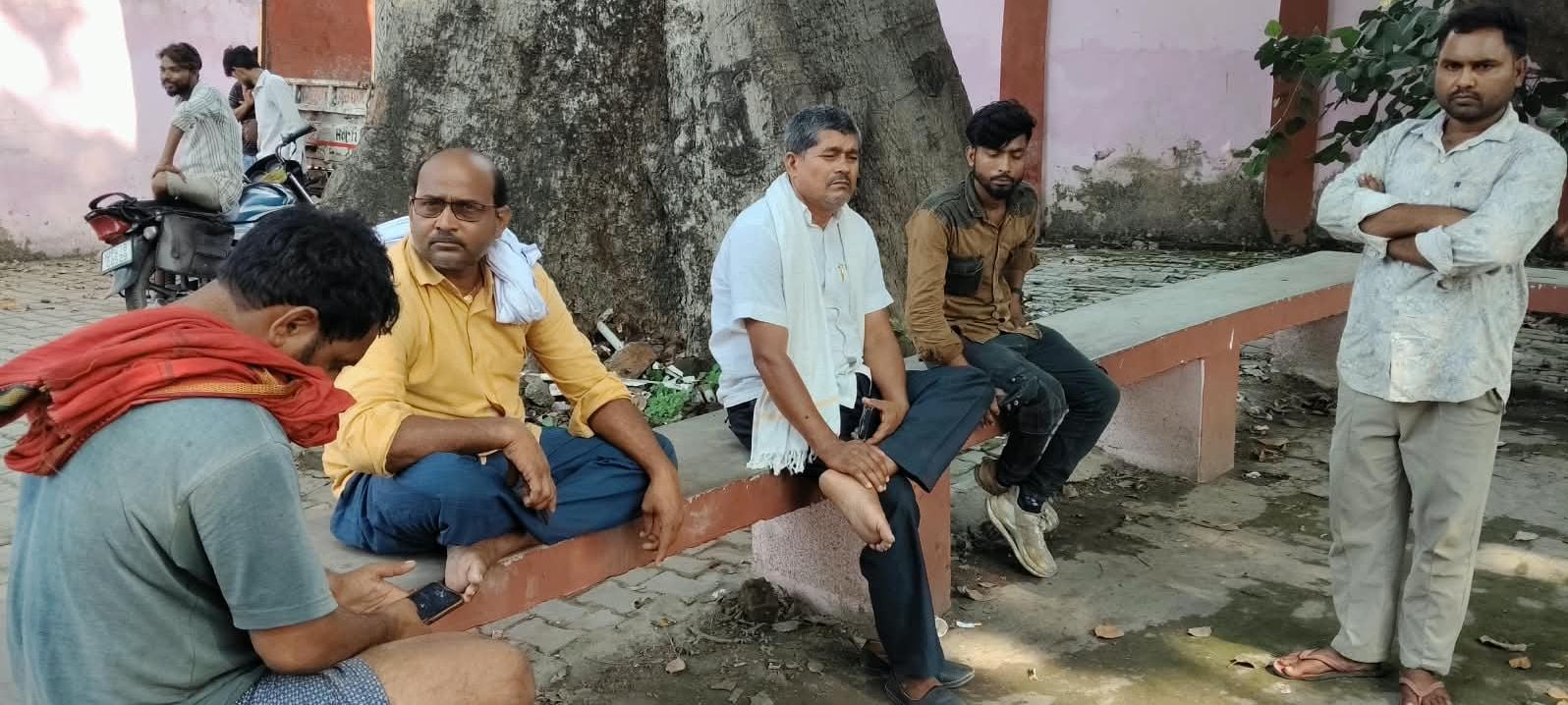 पूर्वांचल एक्सप्रेसवे पर हादसे के बाद घटनास्थल पर पहुंची पुलिस व एंबुलेंस। पूर्वांचल एक्सप्रेसवे पर हादसे के बाद घटनास्थल पर पहुंची पुलिस व एंबुलेंस।