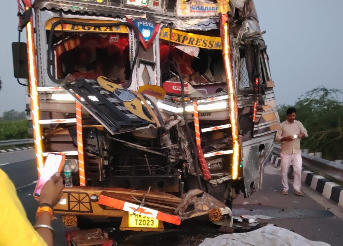 पूर्वांचल एक्सप्रेसवे पर हादसे के बाद घटनास्थल पर पहुंची पुलिस व एंबुलेंस। पूर्वांचल एक्सप्रेसवे पर हादसे के बाद घटनास्थल पर पहुंची पुलिस व एंबुलेंस।
