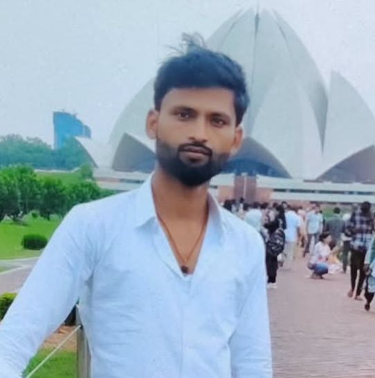 पूर्वांचल एक्सप्रेसवे पर हादसे के बाद घटनास्थल पर पहुंची पुलिस व एंबुलेंस। पूर्वांचल एक्सप्रेसवे पर हादसे के बाद घटनास्थल पर पहुंची पुलिस व एंबुलेंस।