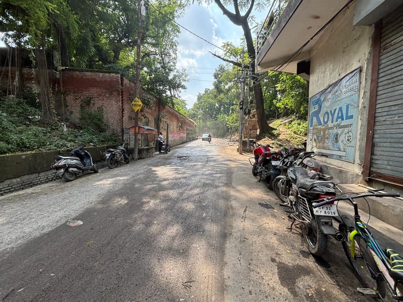 राजकीय जुबिली इंटर कॉलेज के रास्ते पर की गई सफाई। बाद में हुआ चकाचक।