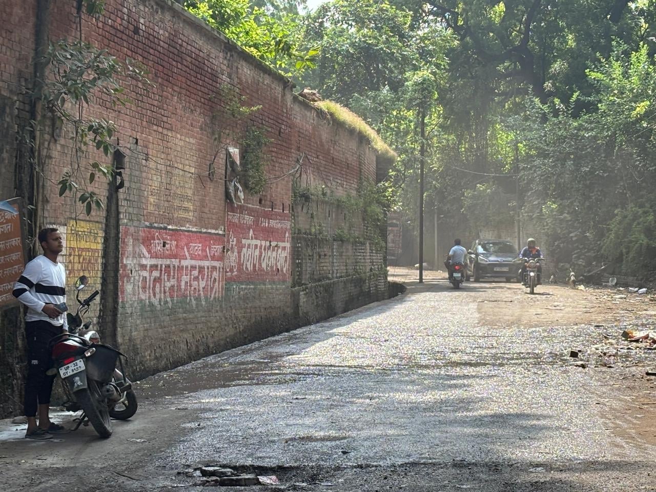 राजकीय जुबिली इंटर कॉलेज के रास्ते पर की गई सफाई। बाद में हुआ चकाचक।