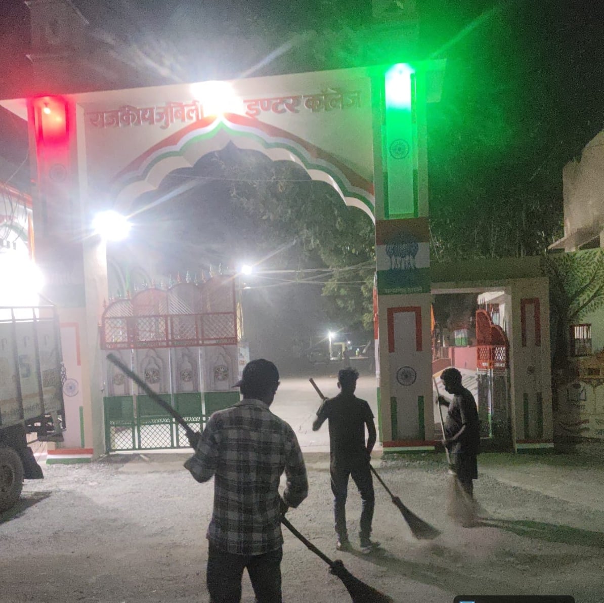 राजकीय जुबिली इंटर कॉलेज के रास्ते पर की गई सफाई। बाद में हुआ चकाचक।
