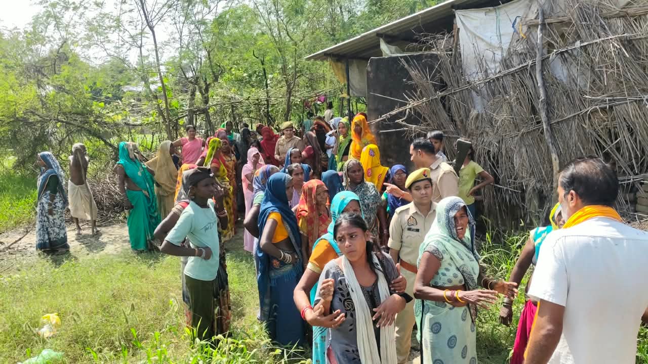 राम वन गमन मार्ग हाईवे पर शव रखकर चक्का जाम करते परिजन। स्रोत: ग्रामीण