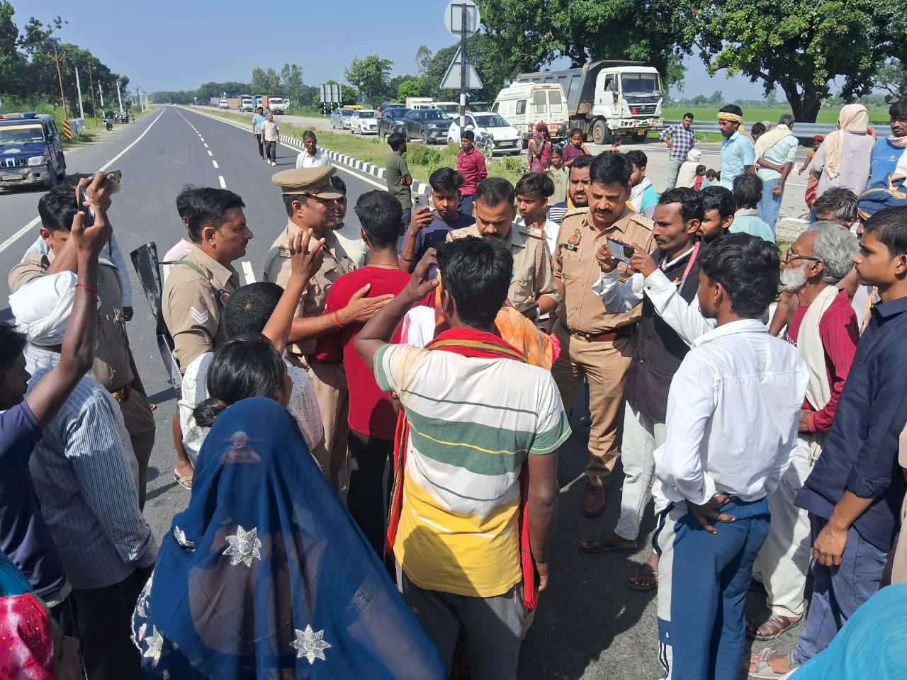 राम वन गमन मार्ग हाईवे पर शव रखकर चक्का जाम करते परिजन। स्रोत: ग्रामीण