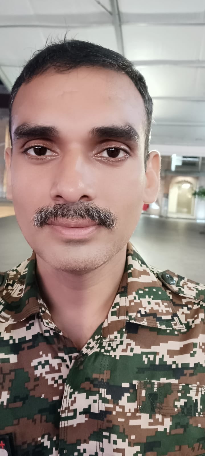 सीआरपीएफ जवान शशिकांत सिंह की मौत के बाद भवानीपुर कंसहरी गांव में रोते बिलखते परिजन। संवाद