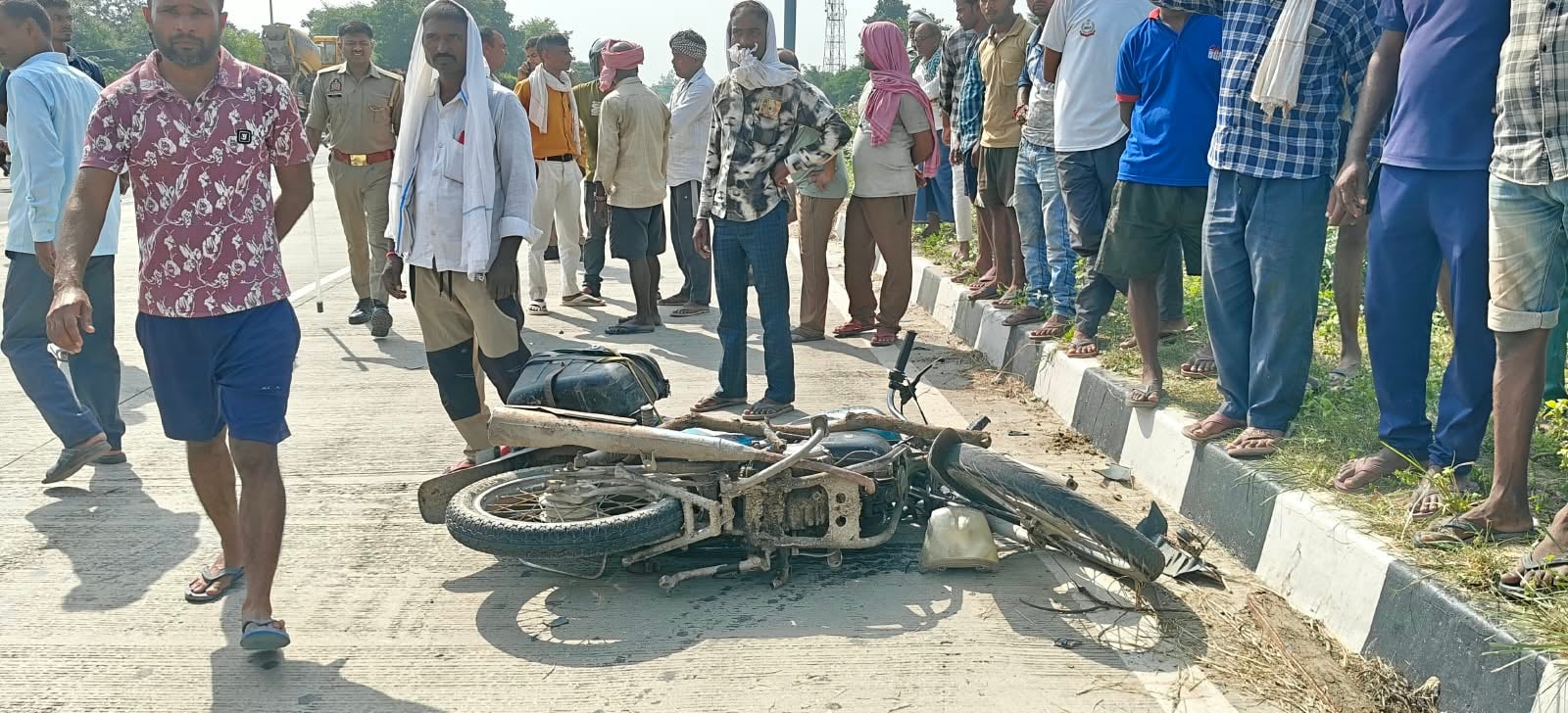 सीआरपीएफ जवान शशिकांत सिंह की मौत के बाद भवानीपुर कंसहरी गांव में रोते बिलखते परिजन। संवाद