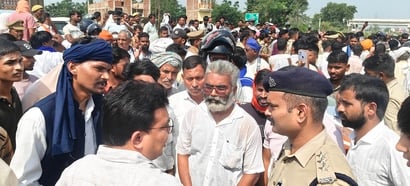 सीआरपीएफ जवान शशिकांत सिंह की मौत के बाद भवानीपुर कंसहरी गांव में रोते बिलखते परिजन। संवाद