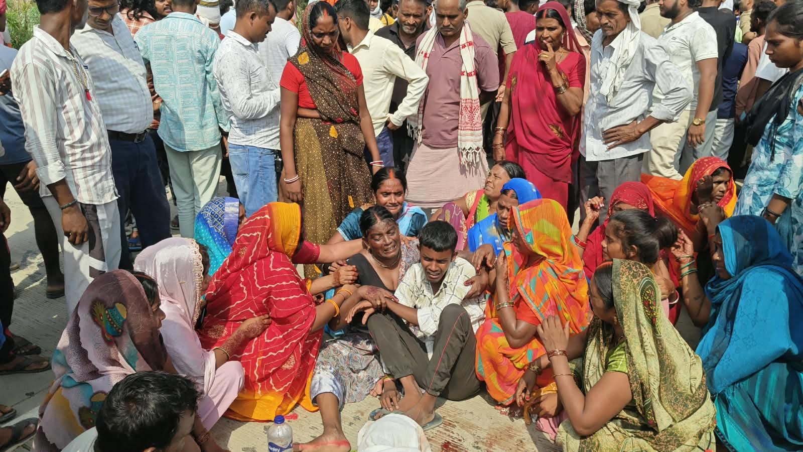 सीआरपीएफ जवान शशिकांत सिंह की मौत के बाद भवानीपुर कंसहरी गांव में रोते बिलखते परिजन। संवाद