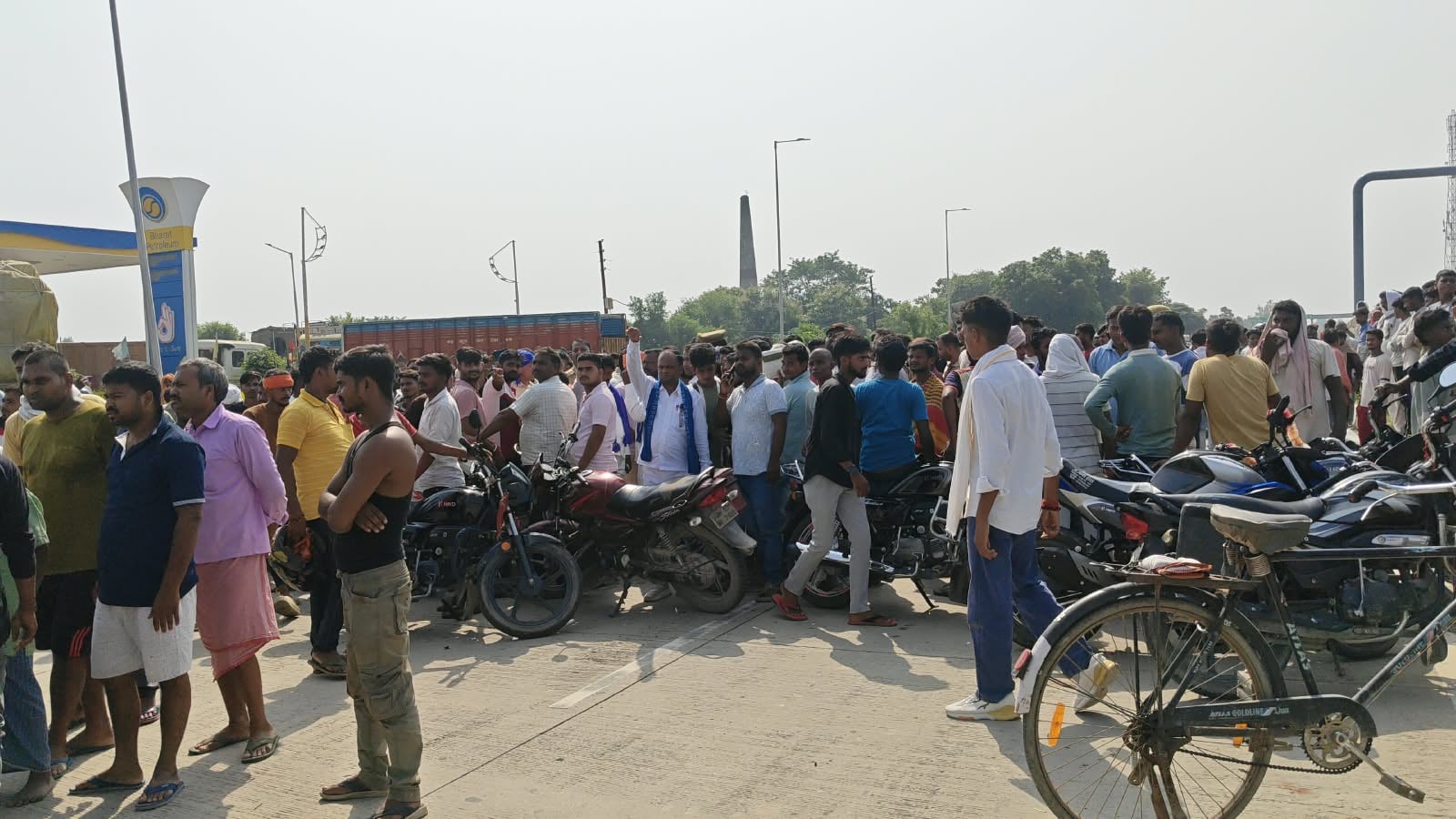 सीआरपीएफ जवान शशिकांत सिंह की मौत के बाद भवानीपुर कंसहरी गांव में रोते बिलखते परिजन। संवाद