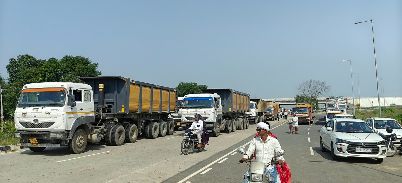 सीआरपीएफ जवान शशिकांत सिंह की मौत के बाद भवानीपुर कंसहरी गांव में रोते बिलखते परिजन। संवाद