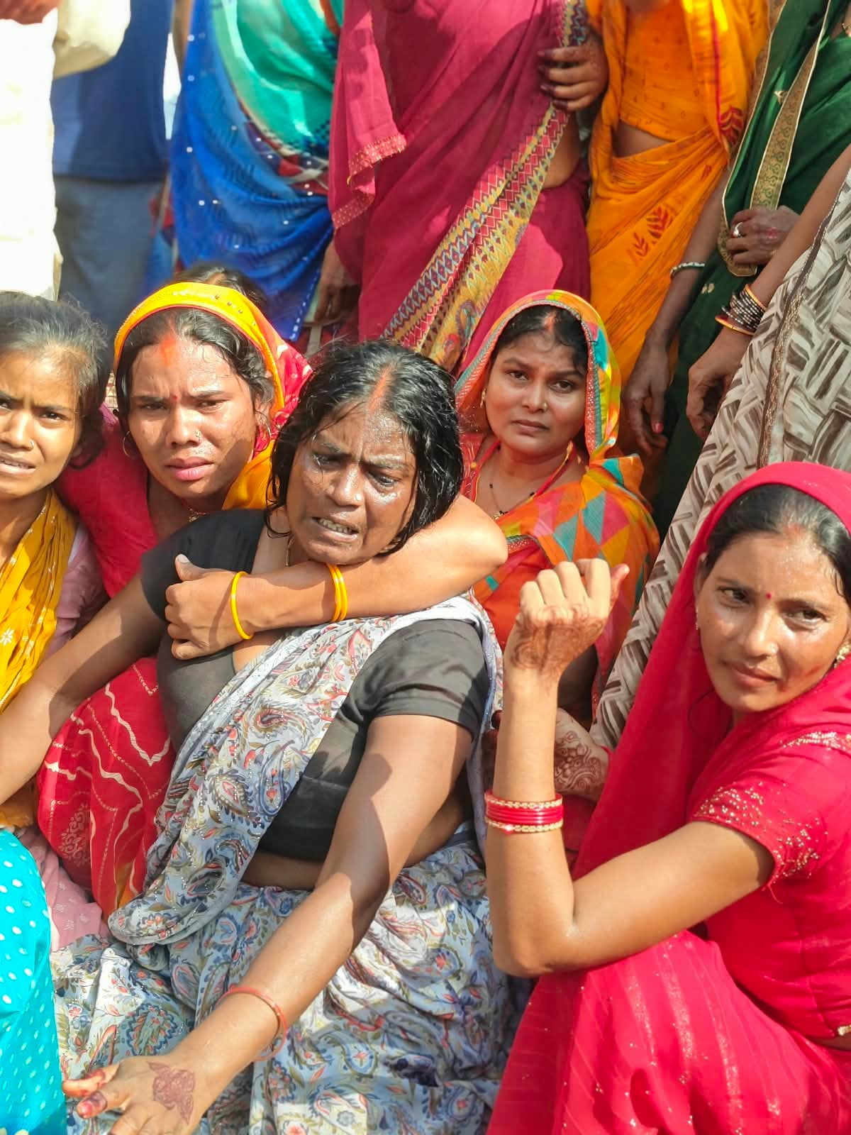 सीआरपीएफ जवान शशिकांत सिंह की मौत के बाद भवानीपुर कंसहरी गांव में रोते बिलखते परिजन। संवाद