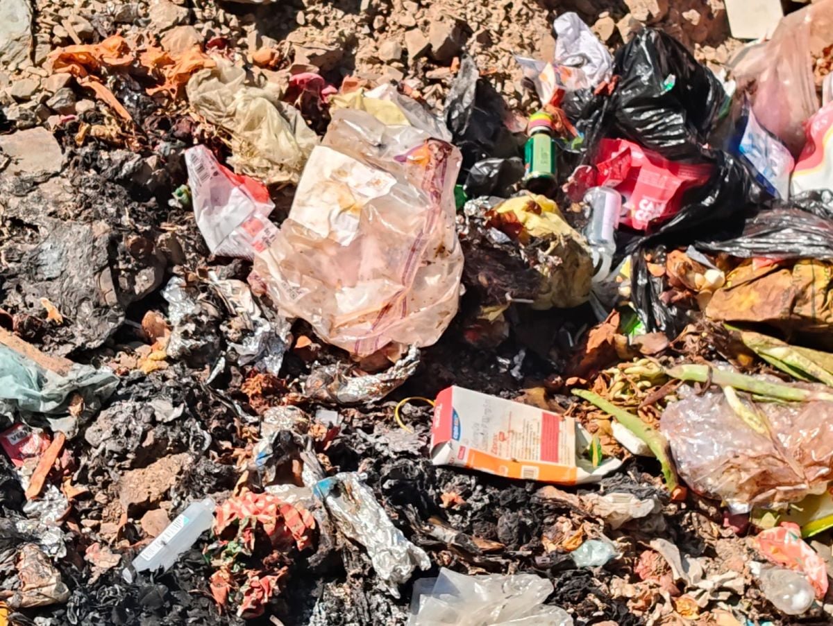 सरोल पंचायत में मेडिकल कॉलेज के नए भवन के पास खुले में जलाया जा रहा बायोमेडिकल वेस्ट। संवाद। सरोल पंचायत में मेडिकल कॉलेज के नए भवन के पास खुले में जलाया जा रहा बायोमेडिकल वेस्ट। संवाद।