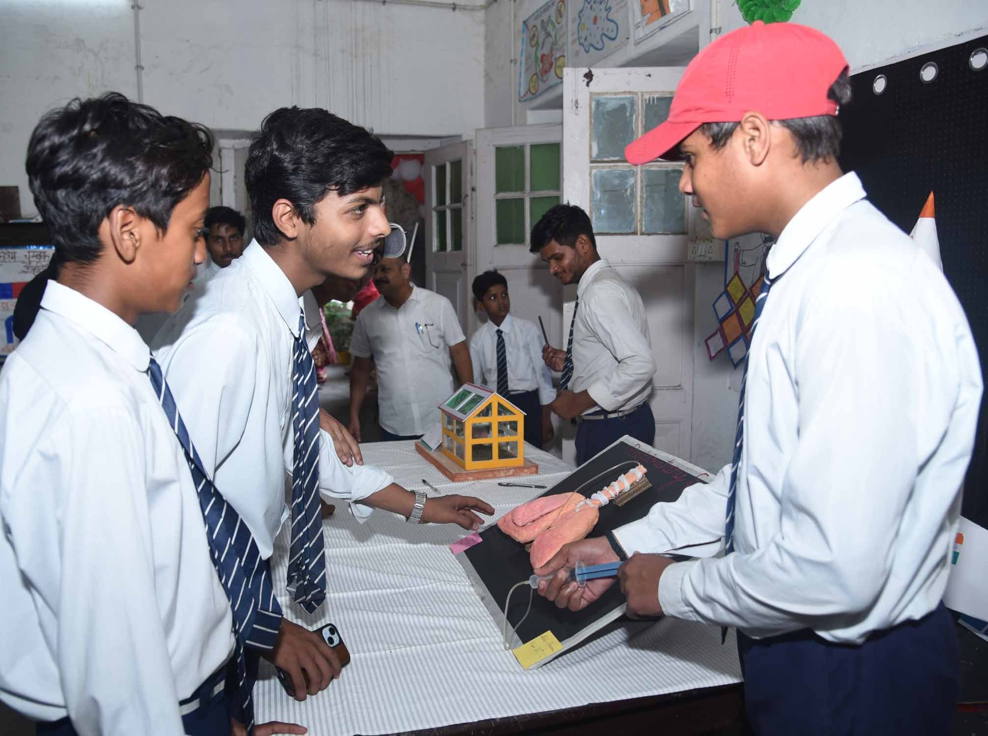 सेंटिनियल इंटर कॉलेज की प्रदर्शनी में विद्यार्थियों ने पेश किए मॉडल।  