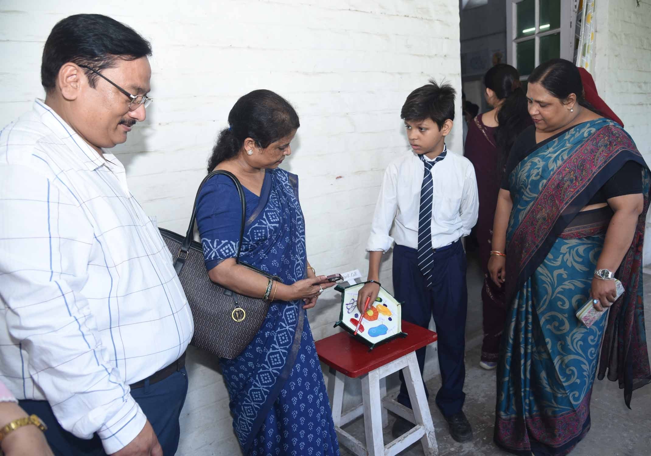 सेंटिनियल इंटर कॉलेज की प्रदर्शनी में विद्यार्थियों ने पेश किए मॉडल।  