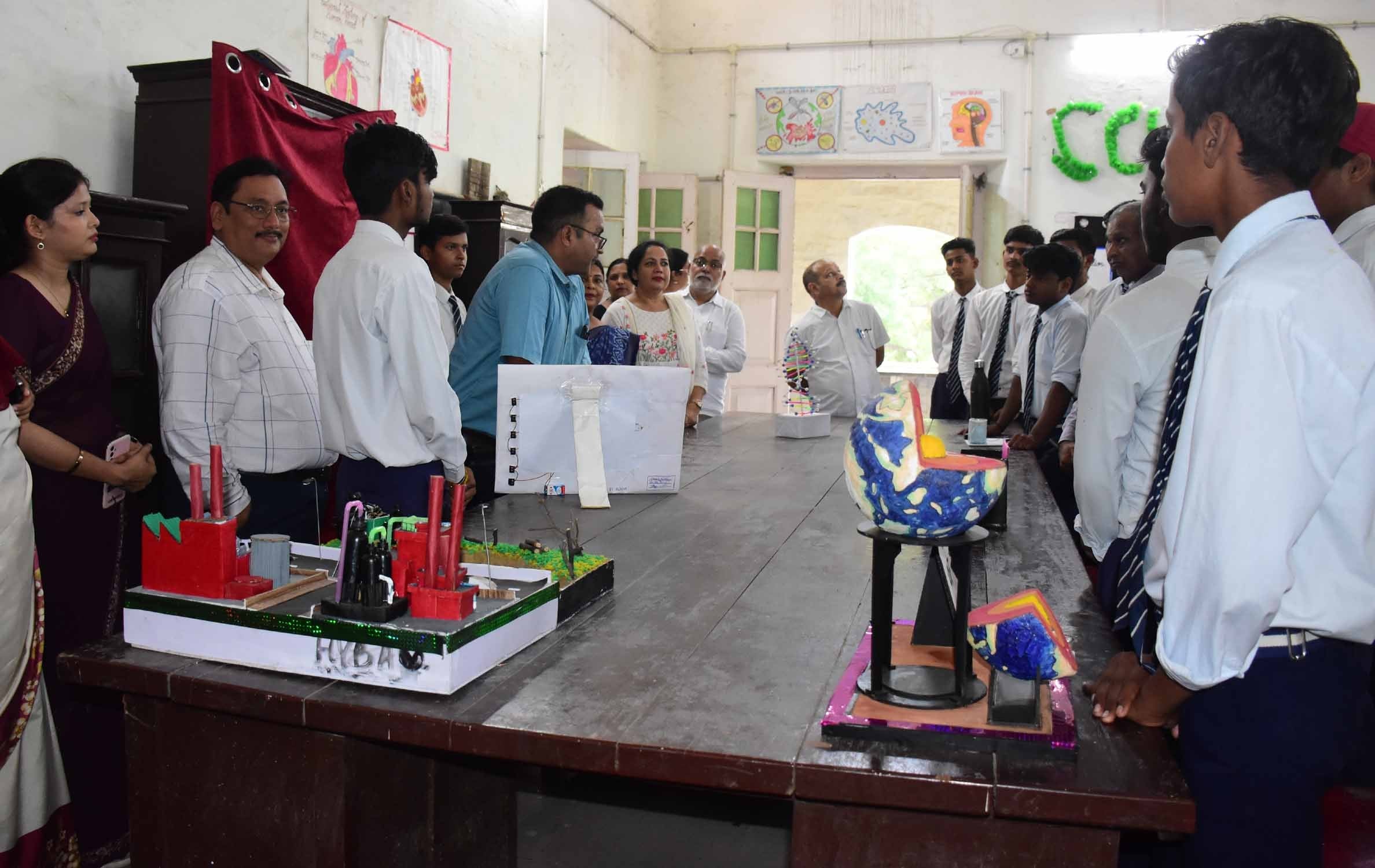 सेंटिनियल इंटर कॉलेज की प्रदर्शनी में विद्यार्थियों ने पेश किए मॉडल।  