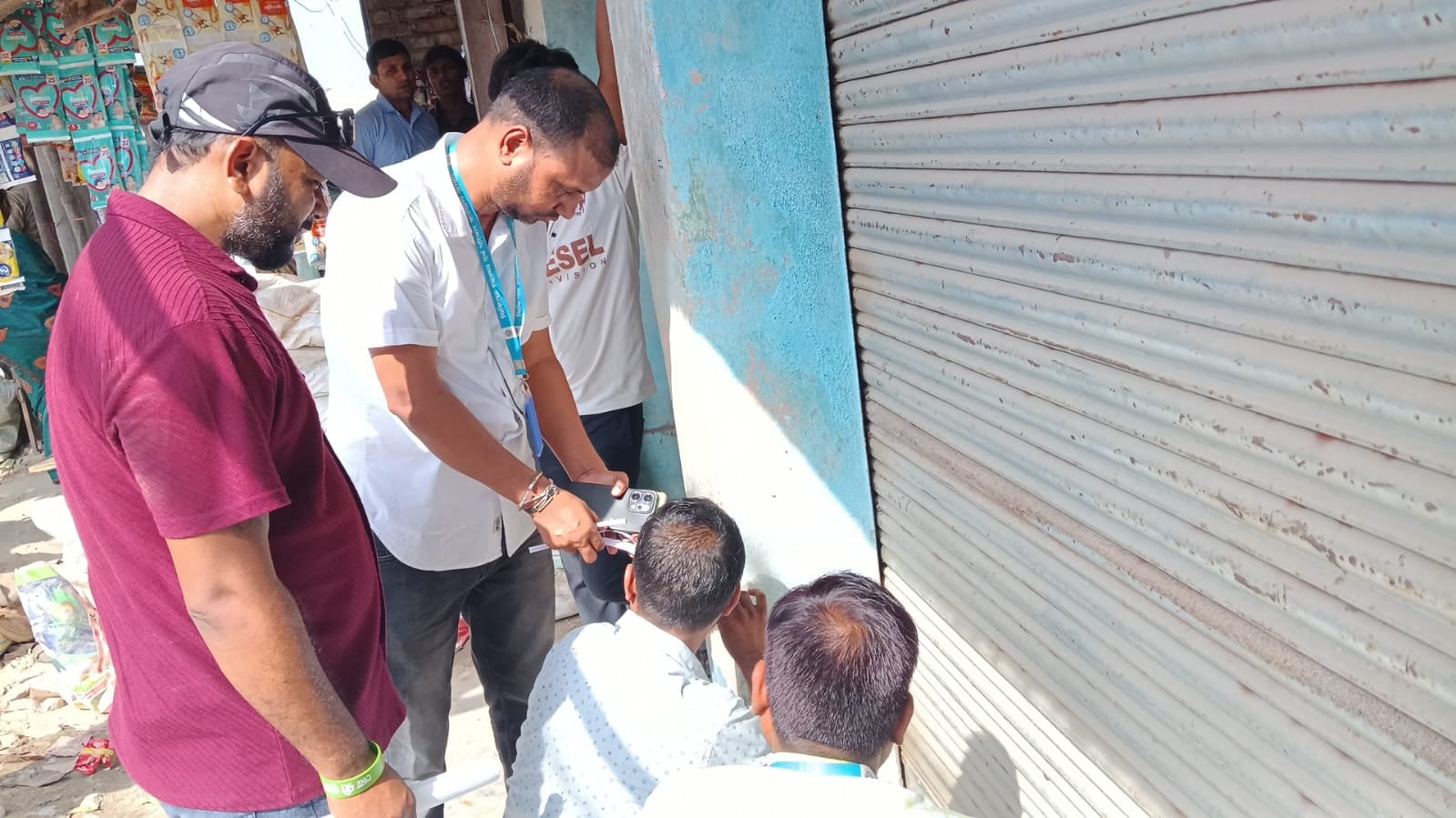 दिलदारनगर पावर हाउस के पास संचालित अस्पताल के स्टॉफ से जानकारी लेते एसडीएम सेवराई गजराज सिंह या दिलदारनगर पावर हाउस के पास संचालित अस्पताल के स्टॉफ से जानकारी लेते एसडीएम सेवराई गजराज सिंह या