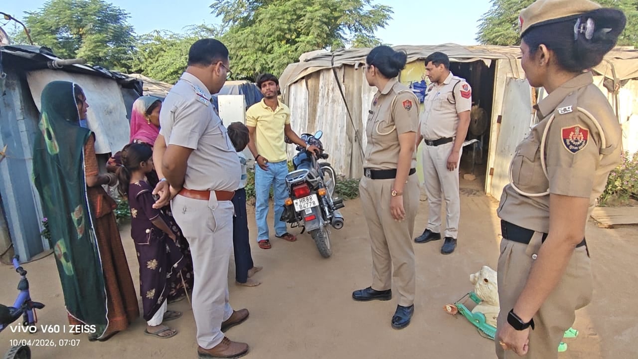 धारूहेड़ा में नशे के खिलाफ चलाए गए सर्च अभियान के दौरान संदिग्ध ठिकानों की जांच करती पुलिस टीम। धारूहेड़ा में नशे के खिलाफ चलाए गए सर्च अभियान के दौरान संदिग्ध ठिकानों की जांच करती पुलिस टीम।